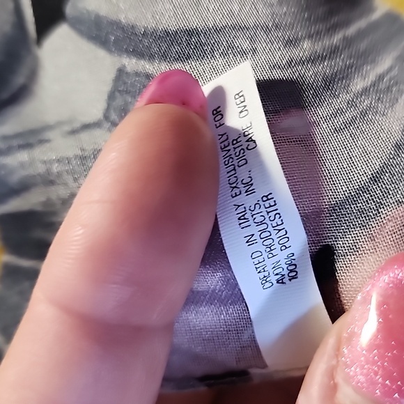 Floral Sheer Scarf with Daisies. Created In ITALY - AVON. - Picture 2 of 5